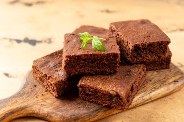 Çikolatalı kek, arka planda beyaz bir tabakta dilimler. Ev yapımı sarışınlar geleneksel Amerikan tatlıları yakın plan.