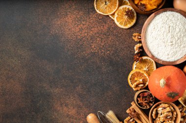 Amerikan balkabağı turtası, sarışın ya da karanlık mutfak arka planındaki barlar için malzemeler. Geleneksel sonbahar ev yapımı ürünler. Kopyalama alanı olan üst görünüm.