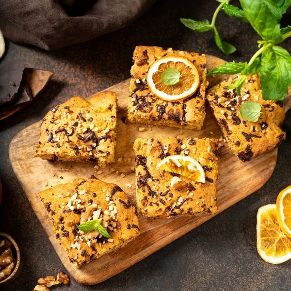 Pompoen Blondie Bars Met Chocolade Walnoten Close Brownie Pie Plakjes Rechtenvrije Stockfoto's