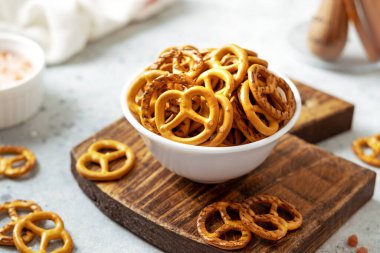 Parlak mutfak masasında tuzlu mini krakerler.