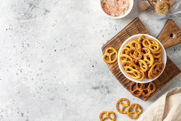Parlak Bir Mutfak Masasında Tuzlu Mini Krakerler — Stok fotoğraf
