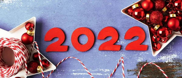 Nieuwjaarsspandoek Met Nummers 2022 Rode Kerstversieringen Feestelijke Kerstpaarse Achtergrond Bovenaanzicht — Stockfoto