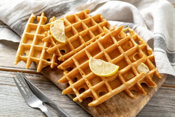 Waffles Limão Gengibre Com Mel Uma Tábua Serviço Contexto Culinário — Fotografia de Stock