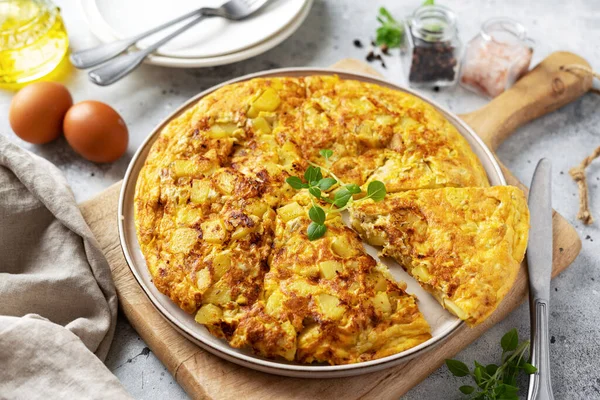 Frittata Aardappeltaart Een Keramische Plaat Een Lichte Culinaire Achtergrond Traditionele — Stockfoto