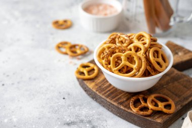 Parlak mutfak masasında tuzlu mini krakerler.