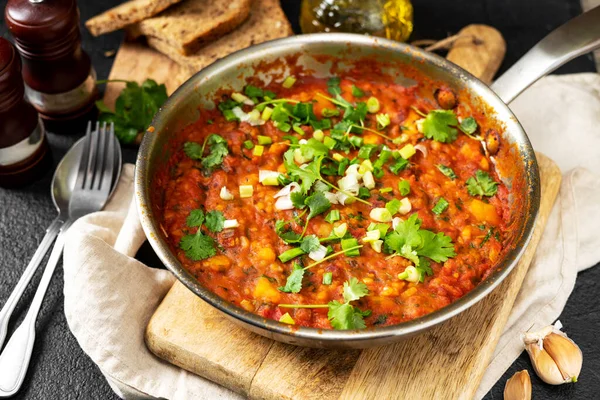 Fasulye, sebze ve kişniş soslu ev yapımı vejetaryen güveç.