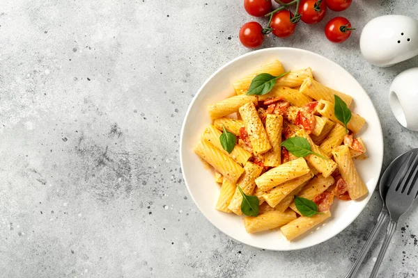 Tortiglioni Con Tomates Ricotta Albahaca Plato Blanco Sobre Una Mesa Fotos de stock libres de derechos