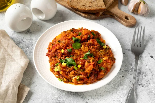 Fasulye, sebze ve kişniş soslu ev yapımı vejetaryen güveç. 