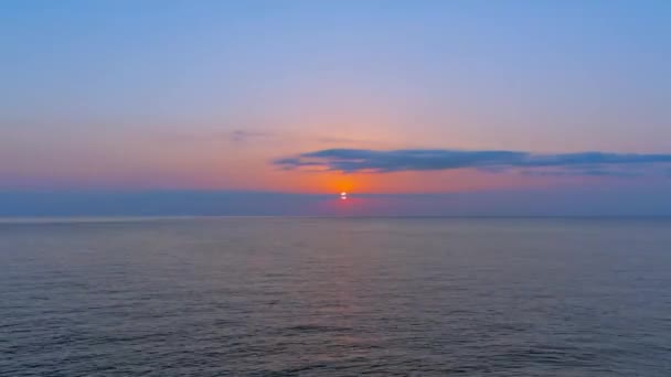 Le lever du soleil tourne au-dessus de la mer 