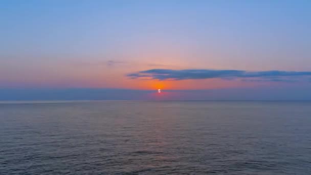 Le lever du soleil tourne au-dessus de la mer — Video