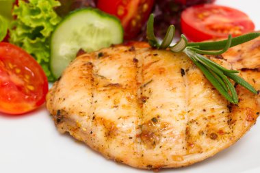 closeup ızgara tavuk fileto sebze salatası ile