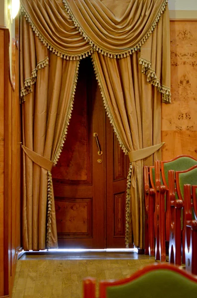 kahverengi perdeleri kapı