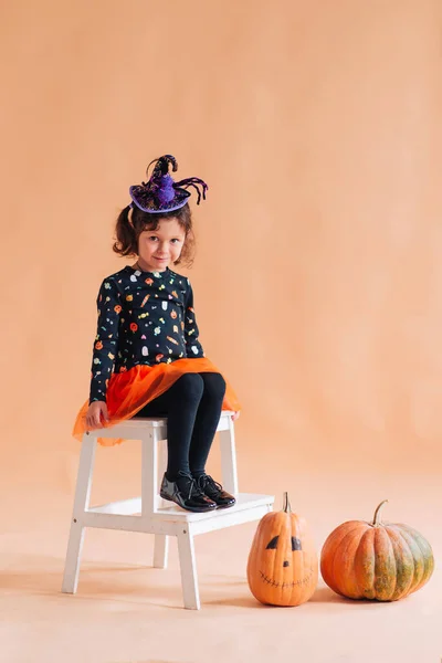 Счастливая Девушка Одетая Ведьма Хэллоуин — стоковое фото