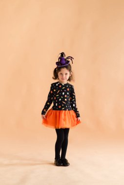 Cadılar Bayramı için cadı gibi giyinmiş mutlu kız.