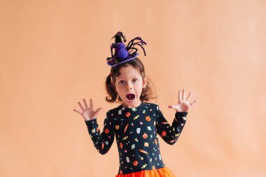 Cadılar Bayramı için cadı gibi giyinmiş mutlu kız.