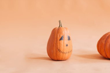 Sağlam bir arkaplanda cadılar bayramı kabağı