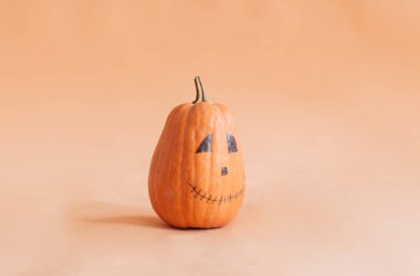 Sağlam bir arkaplanda cadılar bayramı kabağı