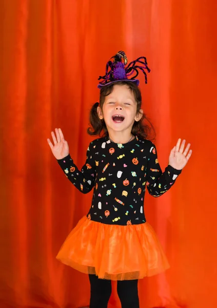 Menina Feliz Vestida Como Uma Bruxa Para Halloween — Fotografia de Stock