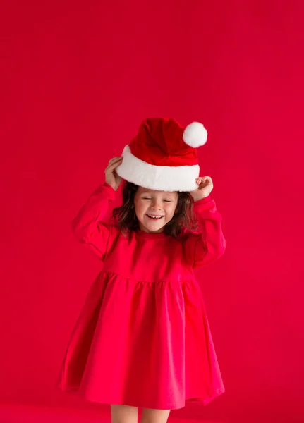 Мила Дівчинка Червоному Різдвяному Капелюсі Червоній Сукні Червоному Тлі Веселого — стокове фото