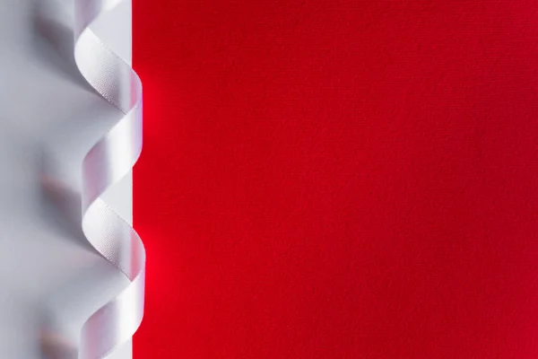Červený Bílý Papír Pozadí Minimalistickou Stuhou Dekor Kontrast Minimalismus Karta — Stock fotografie
