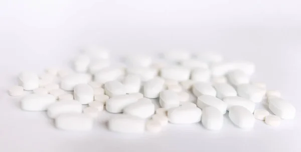 Banyak Pil Putih Pada Latar Belakang Putih Kesehatan — Stok Foto