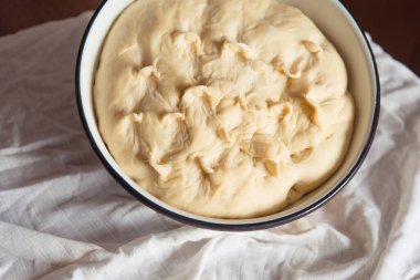 Hamuru özel bir sepette toplama süreci. Hamur, doğal ekşi mayadan yapılır. Buğday hamuru. Mayalanma. Üst görünüm.