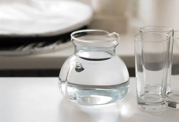 Jarra Vidrio Con Agua Vasos Para Agua Cocina —  Fotos de Stock