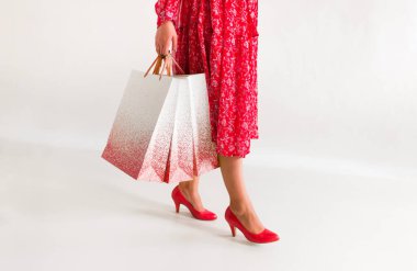 Kara Cuma. Moda kıyafetleri içinde şık zengin bir kadın siyah cuma çantası alışverişi, konsept satış, yoğun bir hayat. Beyaz arkaplan.