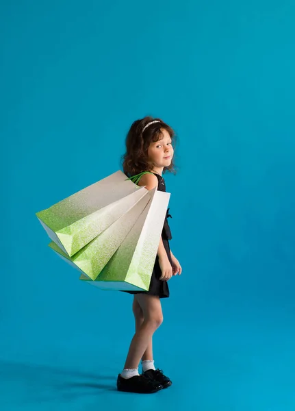 Κορίτσι Μαύρο Φόρεμα Χάρτινες Σακούλες Πάει Για Ψώνια Για Εκπτώσεις — Φωτογραφία Αρχείου