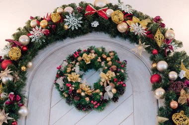 Noel arkaplanı, yeşil çam dalları, şenlik arka planı. Sınır ve kopyalama alanı ile yaratıcı bileşim. Ampullerden gelen bokeh ışıklarıyla Noel süslemesi