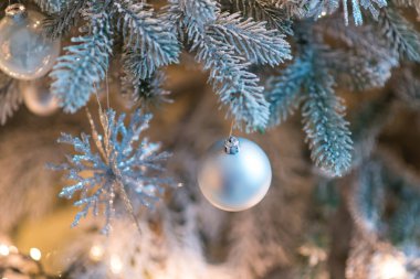 Noel arkaplanı, yeşil çam dalları, şenlik arka planı. Sınır ve kopyalama alanı ile yaratıcı bileşim. Ampullerden gelen bokeh ışıklarıyla Noel süslemesi