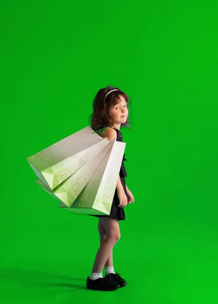 Κορίτσι Μαύρο Φόρεμα Χάρτινες Τσάντες Πηγαίνει Για Ψώνια Για Εκπτώσεις — Φωτογραφία Αρχείου