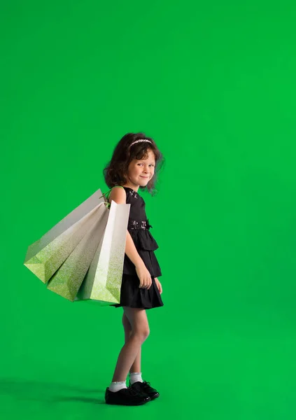Κορίτσι Μαύρο Φόρεμα Χάρτινες Τσάντες Πηγαίνει Για Ψώνια Για Εκπτώσεις — Φωτογραφία Αρχείου