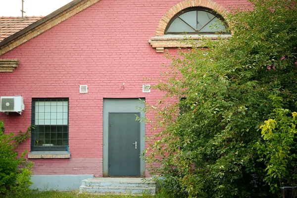 Façade Maison Est Faite Brique Rose Porte Entrée Fenêtres Arbre — Photo