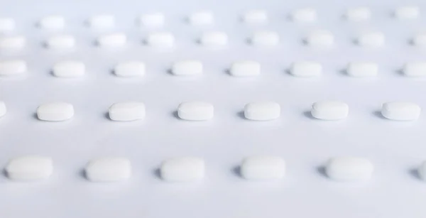 Muitas Pílulas Brancas Fundo Branco Saúde — Fotografia de Stock