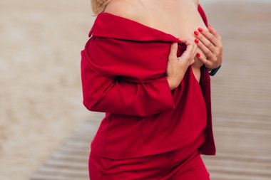 Kırmızı elbiseli kadın.