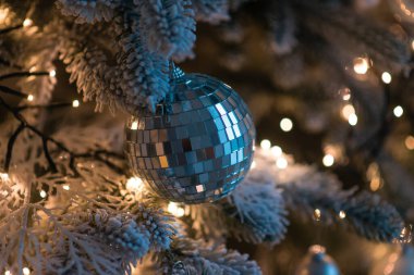 Noel arkaplanı, yeşil çam dalları, şenlik arka planı. Sınır ve kopyalama alanı ile yaratıcı bileşim. Ampullerden gelen bokeh ışıklarıyla Noel süslemesi