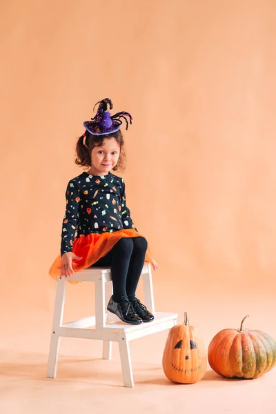 Αστείο Κοριτσάκι Στολή Μάγισσας Και Καπέλο Αράχνη Για Χάλογουιν Έναν — Φωτογραφία Αρχείου