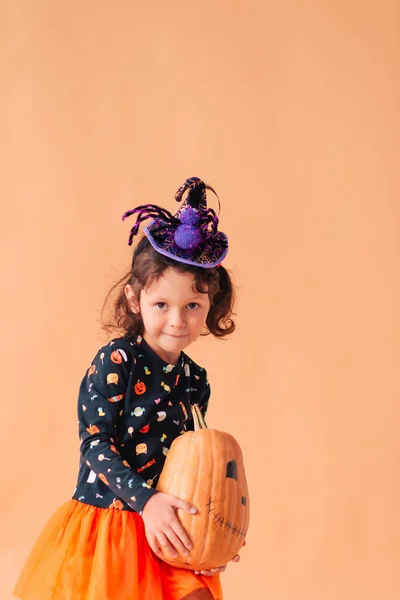 Αστείο Κοριτσάκι Στολή Μάγισσας Και Καπέλο Αράχνη Για Χάλογουιν Έναν — Φωτογραφία Αρχείου