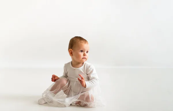 Χαριτωμένο Μωρό Λευκό Φόντο Λευκό Σώμα — Φωτογραφία Αρχείου