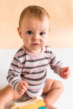 Küçük çocuk oyuncaklarla oynuyor. Kopya alanı ile eğitim ve öğrenme oyunu kavramı.