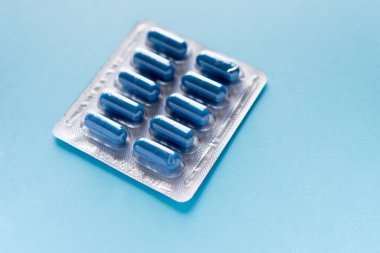Haplı kabarcıklar, mavi arka planda mavi renkli kapsüller