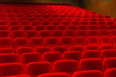 Kırmızı kadife koltuklu boş bir sinema odası. Boş sinema.
