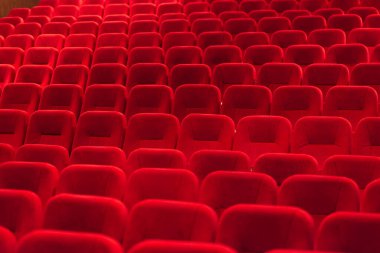 Kırmızı kadife koltuklu boş bir sinema odası. Boş sinema.