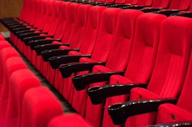 Kırmızı kadife koltuklu boş bir sinema odası. Boş sinema.