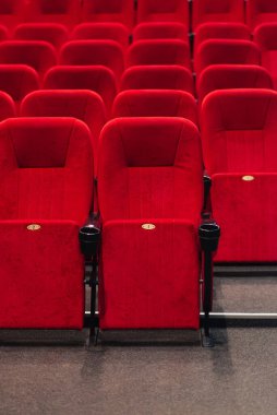 Kırmızı kadife koltuklu boş bir sinema odası. Boş sinema.