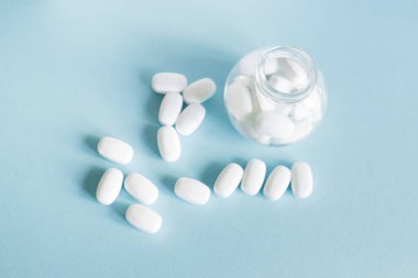 Mavi arka planda beyaz haplar