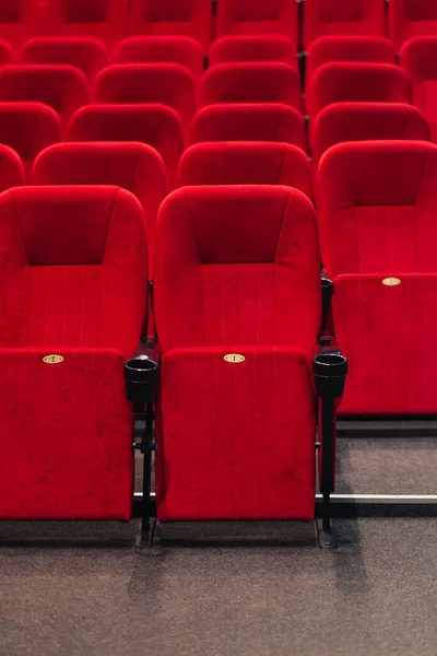 Пустой Кинозал Красными Бархатными Сиденьями Пустой Кинотеатр — стоковое фото