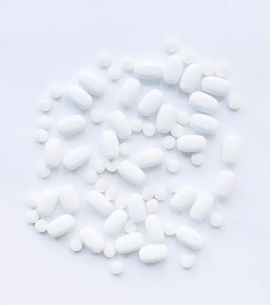 Monet Valkoiset Pillerit Valkoisella Taustalla Terveys — kuvapankkivalokuva