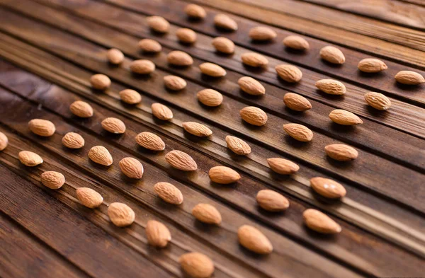 Almond Kacang Ditata Lurus Sejajar Baris Latar Belakang Makanan — Stok Foto